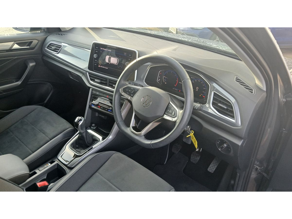 2023 Volkswagen T-Roc - image 5