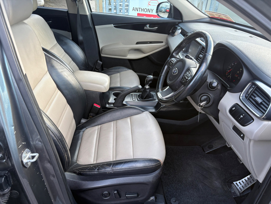2017 Kia Sorento Platinum AWD (7 seats) €14,995
