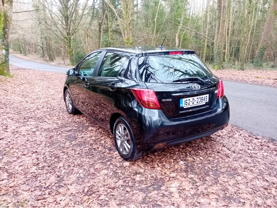 2016 Toyota Yaris - image 8