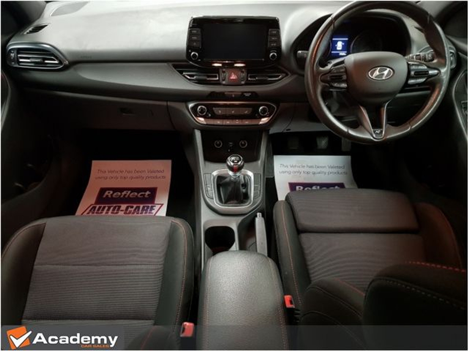 2022 Hyundai i30 - image 2