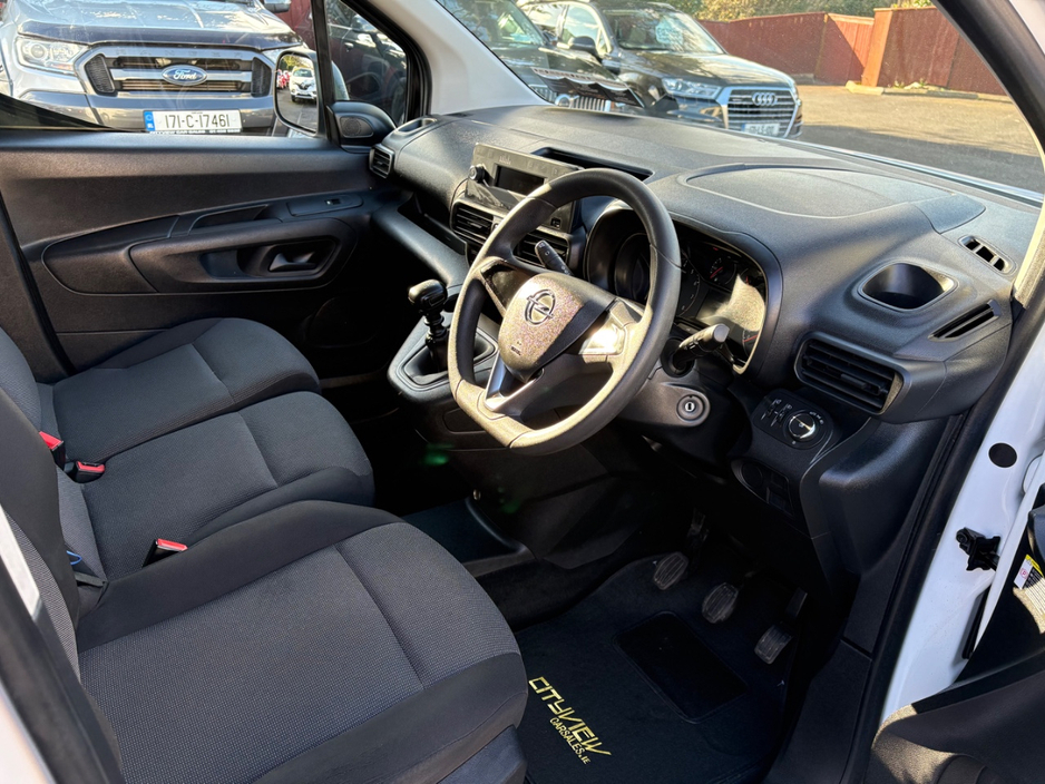 2022 Opel Combo - image 11