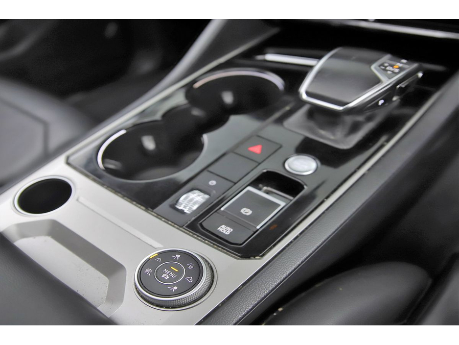 2019 Volkswagen Touareg - image 18