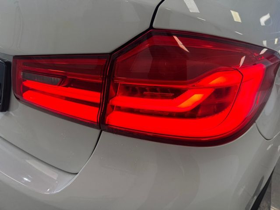 2020 BMW 5 Series - image 19