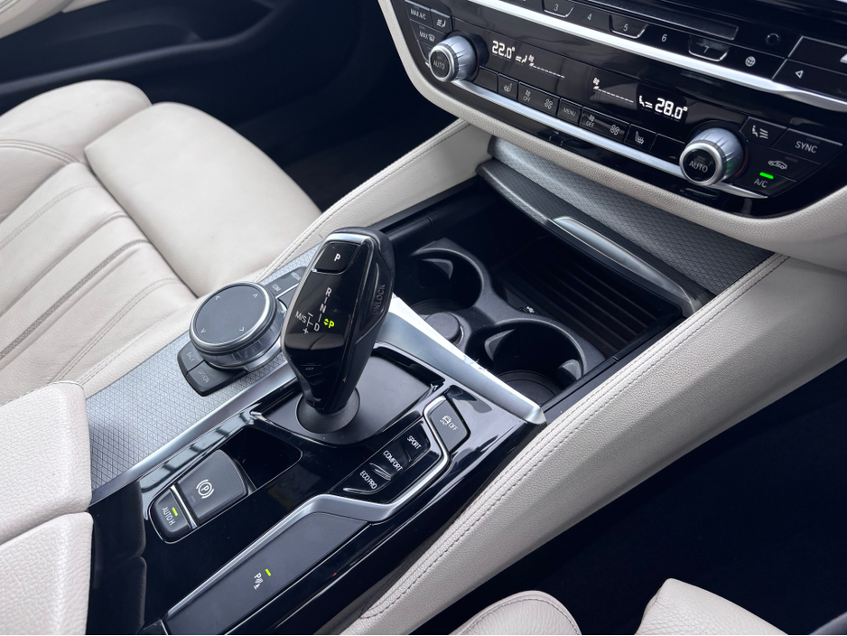 2018 BMW 5 Series - image 9