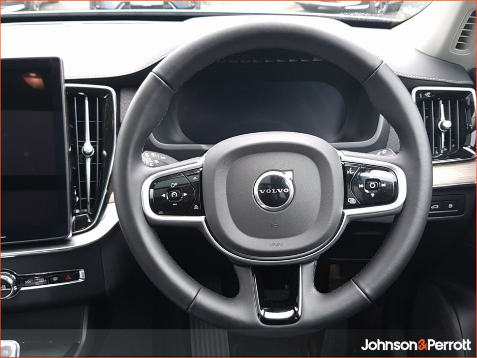 2025 Volvo XC90 - image 9