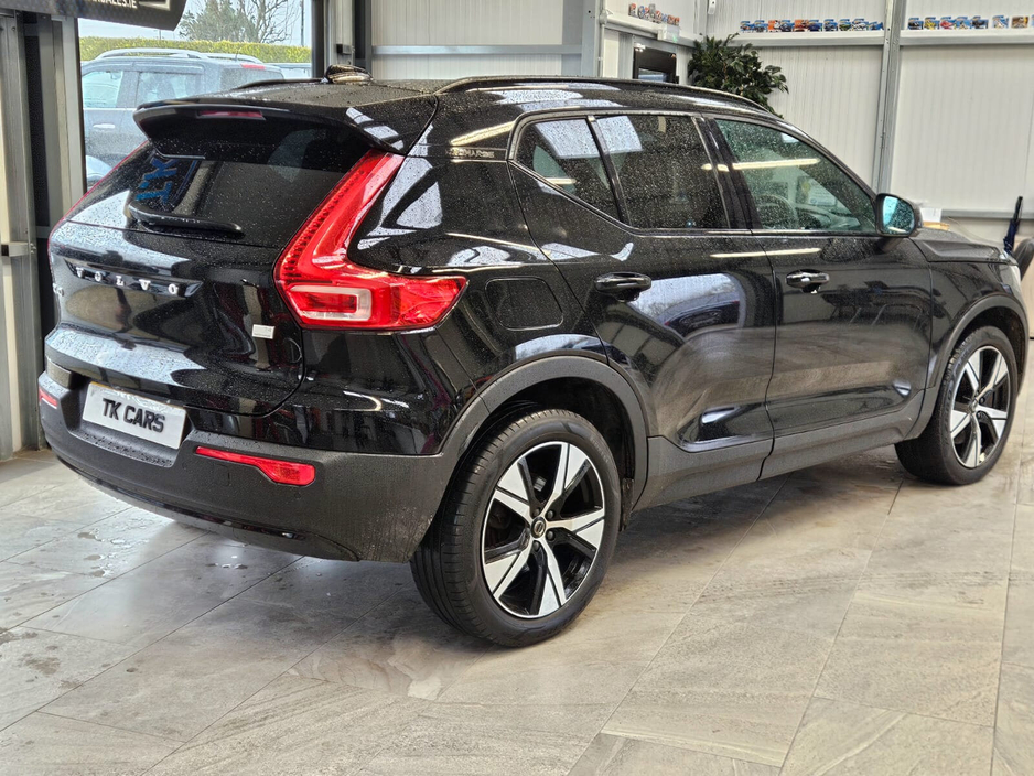 2022 Volvo XC40 - image 3