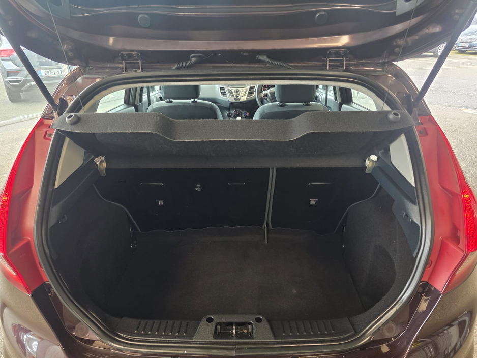 2010 Ford Fiesta - image 12