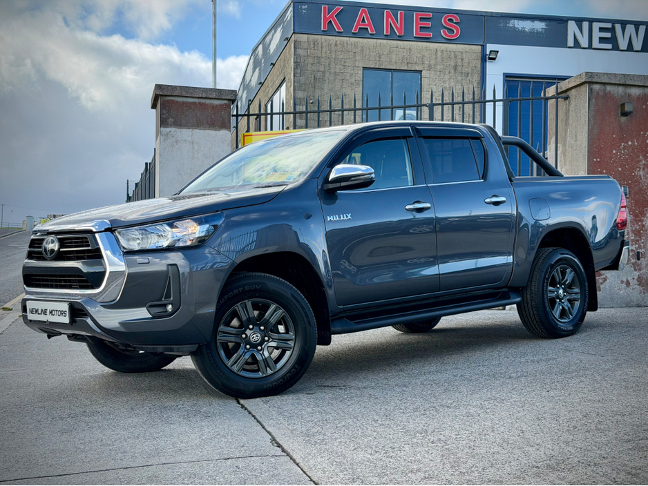 2025 Toyota Hilux - image 3