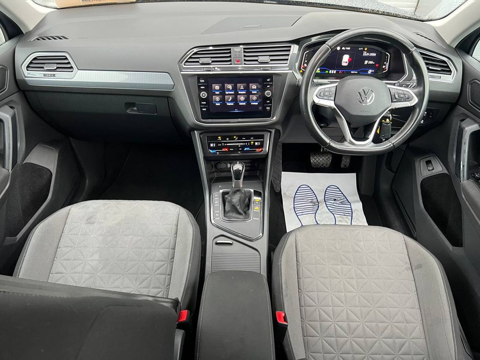 2023 Volkswagen Tiguan LIFE 1.4 HYBRID // DIGITAL CLUSTER // APPLE CARPLAY/ANDROID AUTO // DUAL ZONE CLIMATE CONTROL €31,900