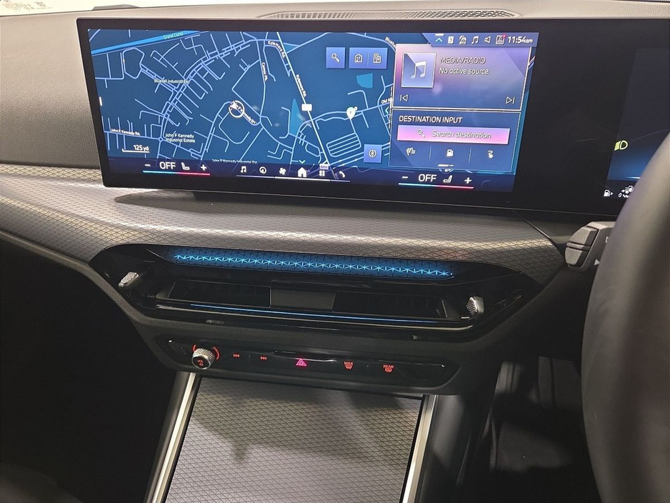 2025 BMW 3 Series - image 19