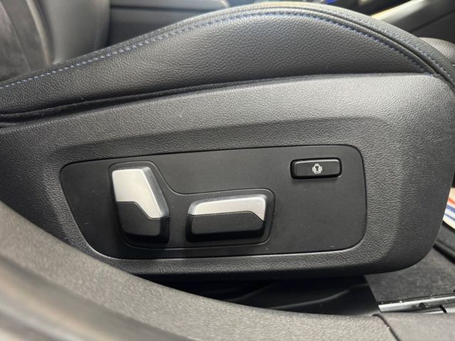 2021 BMW 3 Series - image 24