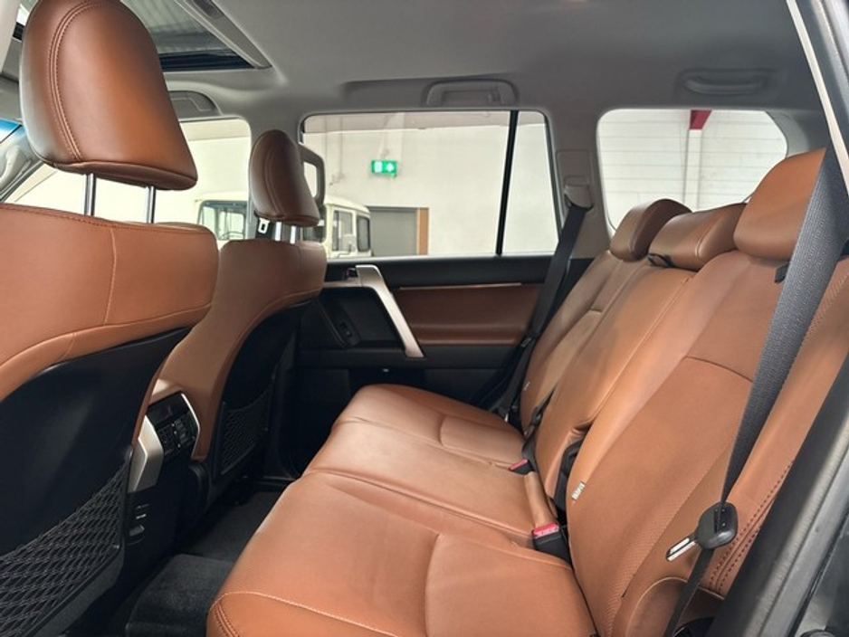 2021 Toyota Landcruiser - image 7