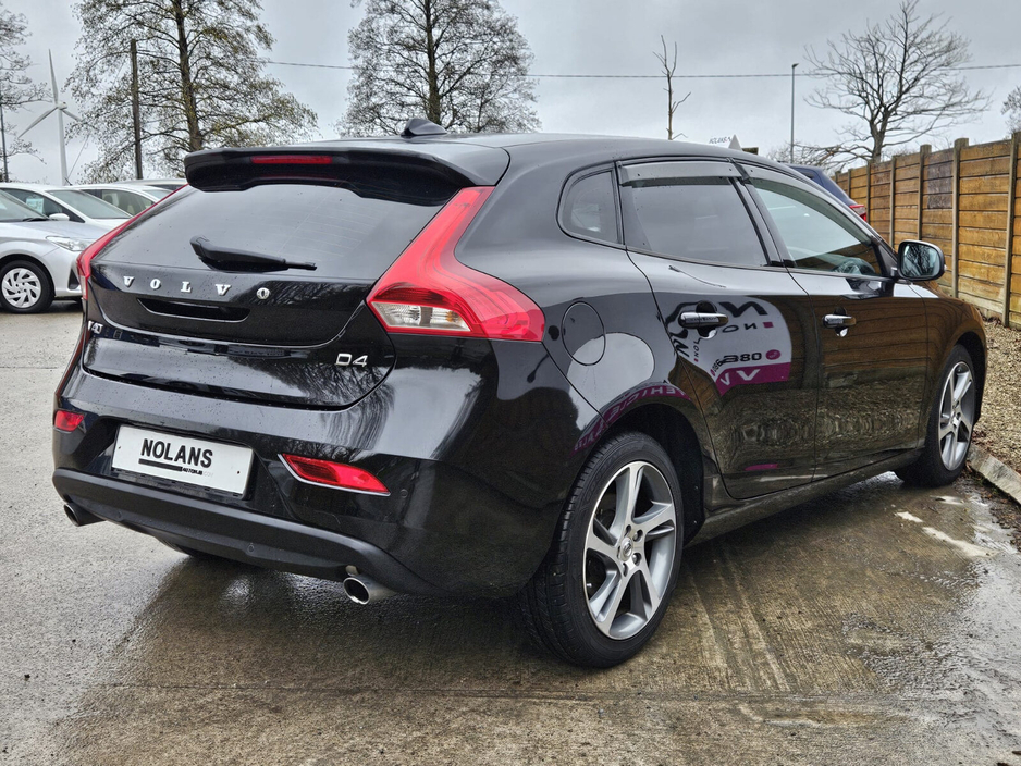 2016 Volvo V40 - image 15
