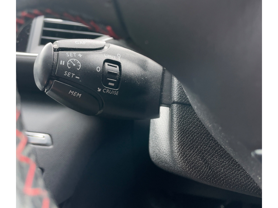 2018 Peugeot 308 - image 9