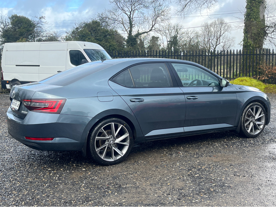 2018 Skoda Superb - image 8