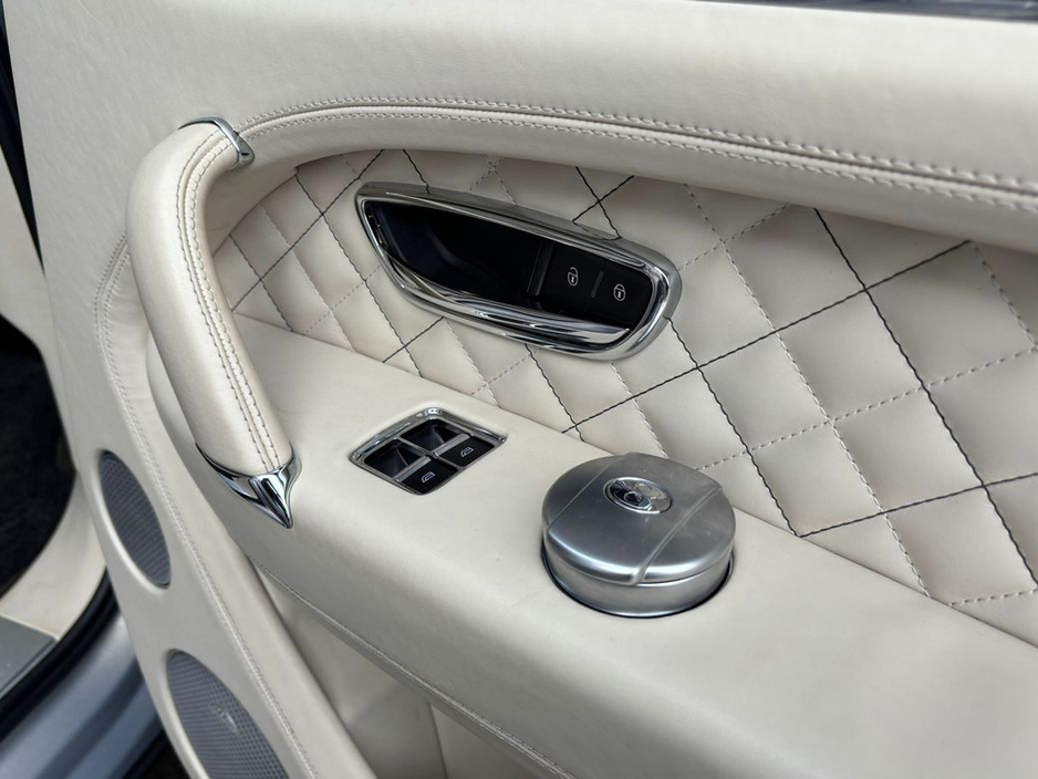 2016 Bentley Bentayga - image 33