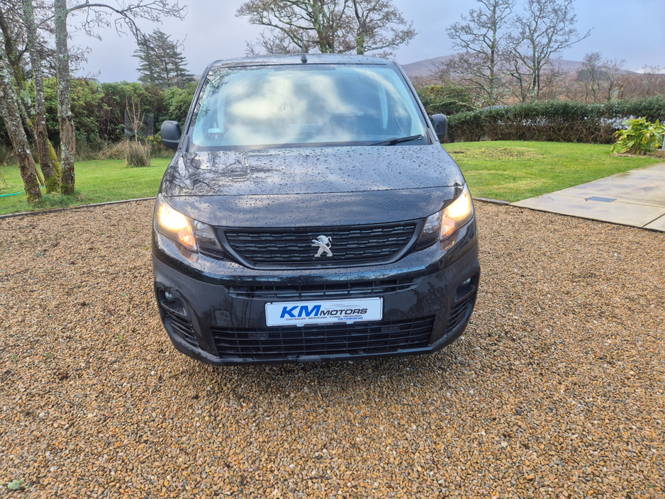 2021 Peugeot Partner - image 2