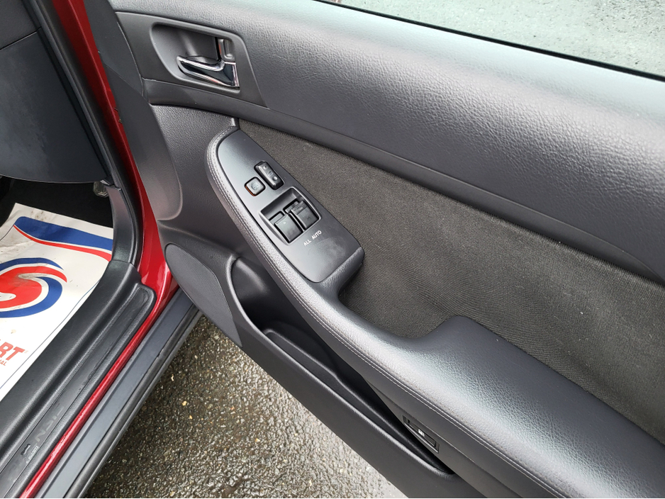 2006 Toyota Avensis - image 15