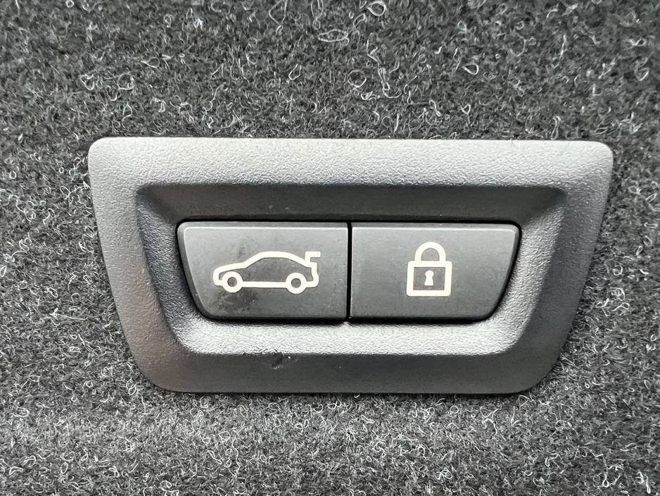 2021 BMW 3 Series 330e M-SPORT COMPETITION 2.0 * VERY LOW MILEAGE * // FULL SERVICE HISTORY // NEW 20" M3 COMP ALLOYS // LEATHER M-SPORT INTERIOR €36,900