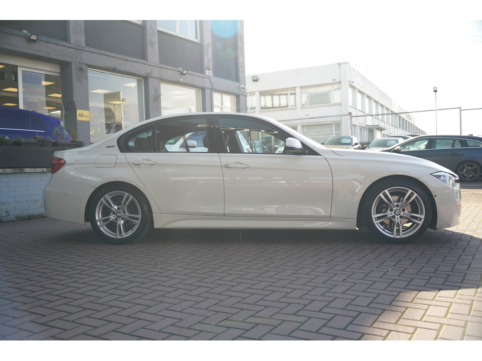 2016 BMW 3 Series - image 4
