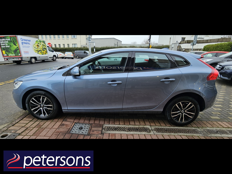 2017 Volvo V40 2.0 D2 MOMENTUM NAV + 120BHP 5DR €12,950
