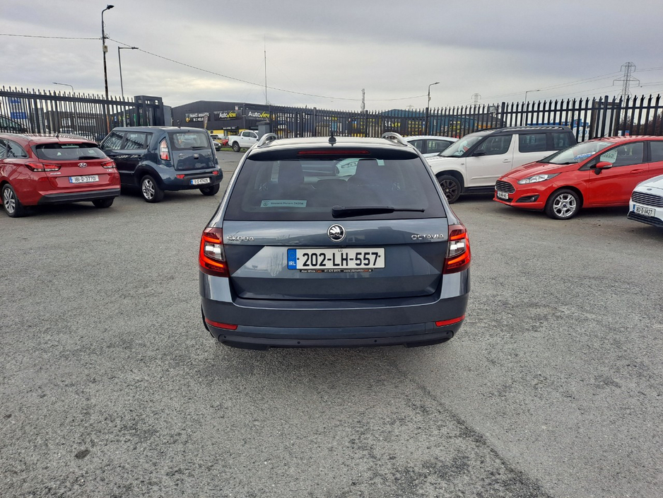 2020 Skoda Octavia - image 7