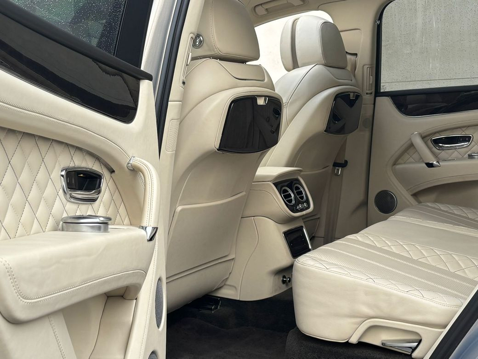 2016 Bentley Bentayga - image 35
