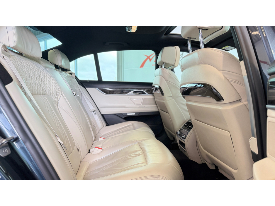 2018 BMW 7 Series - image 8