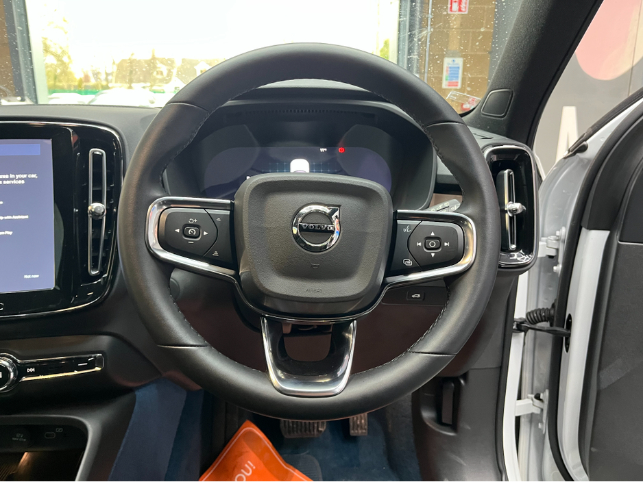 2023 Volvo XC40 - image 9