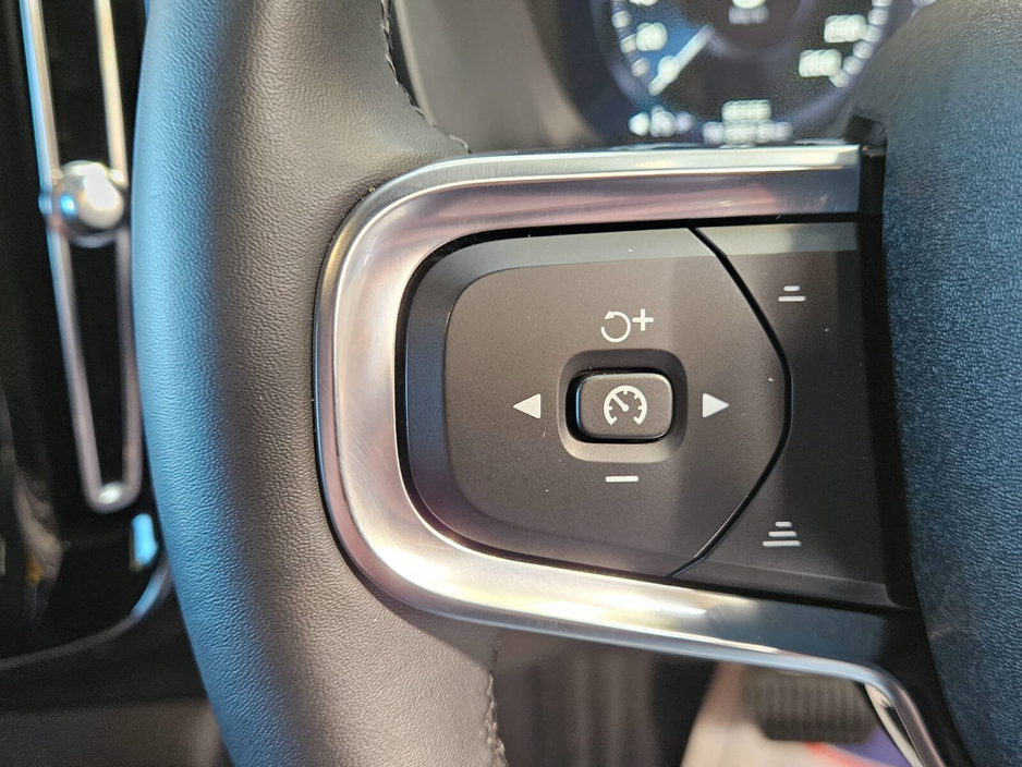 2023 Volvo XC40 - image 12