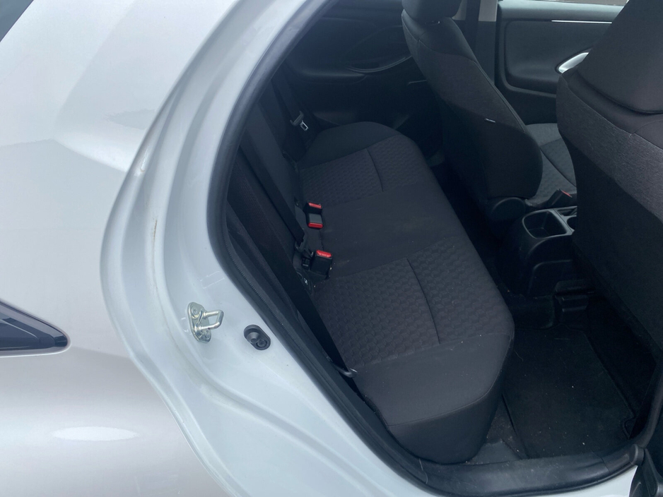 2023 Toyota Yaris - image 12