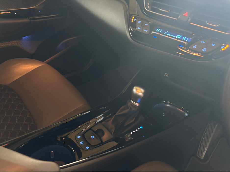 2023 Toyota C-HR HYBRID SOL 4DR AUTO €25,499