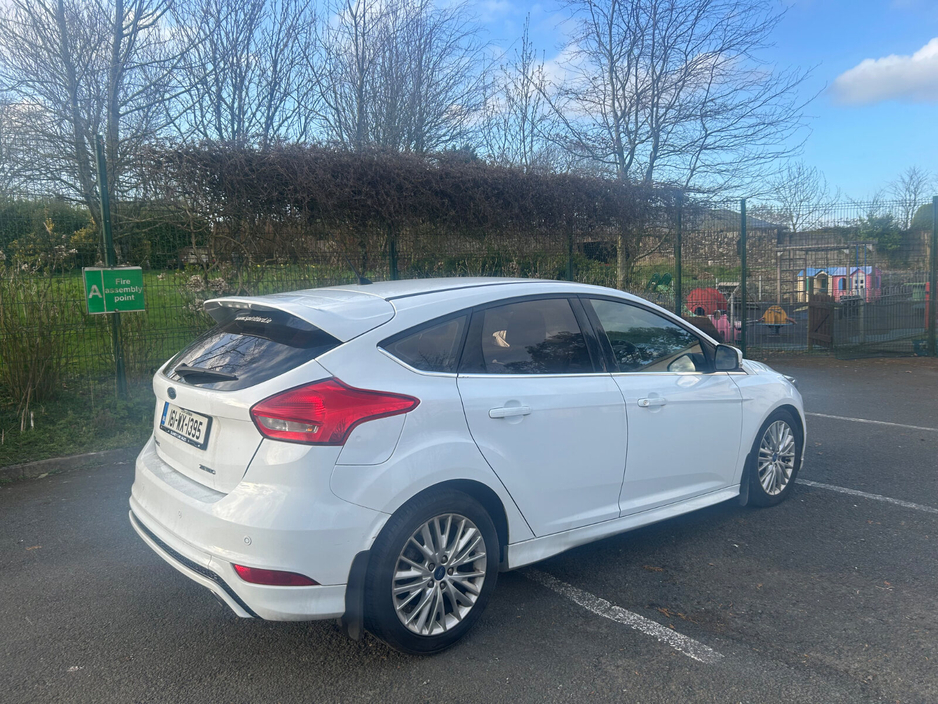 2016 Ford Focus - image 10