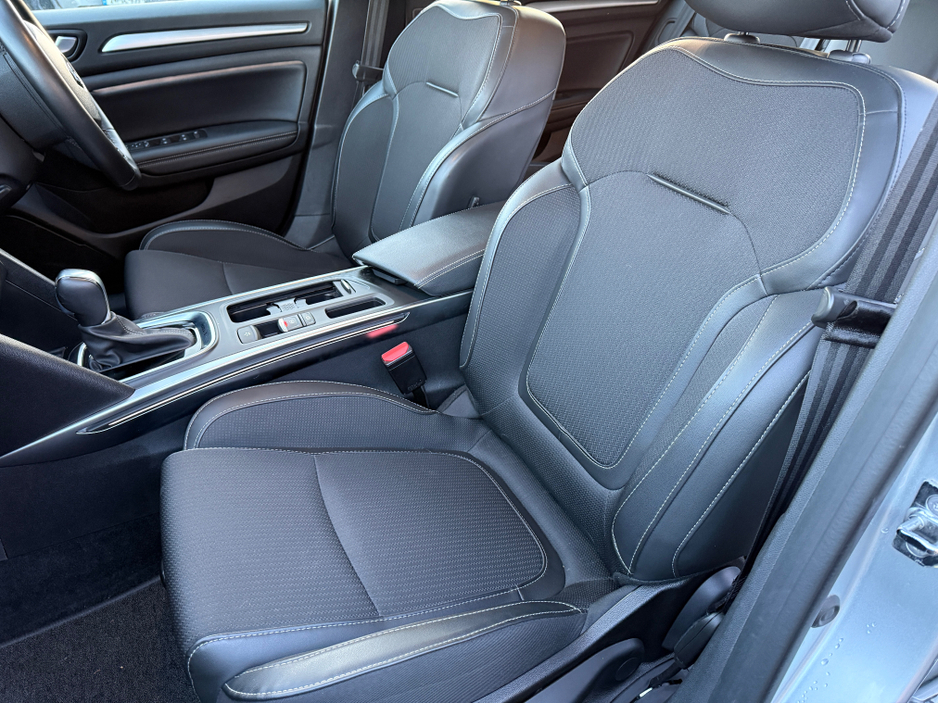 2021 Renault Megane - image 8