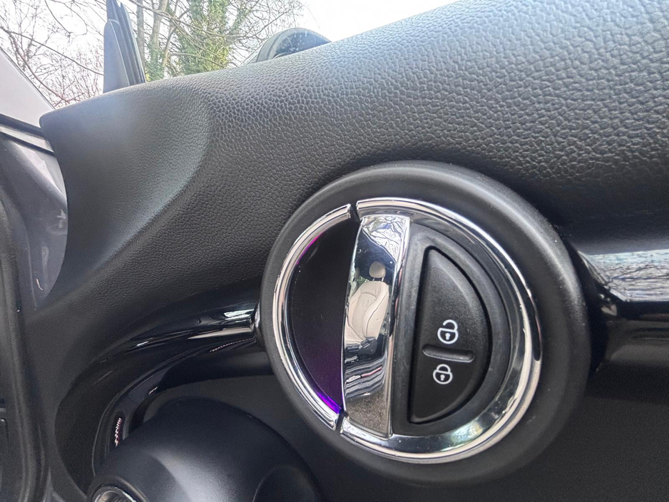 2017 MINI Hatch - image 19