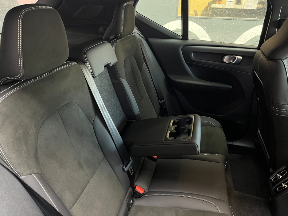 2023 Volvo XC40 - image 15