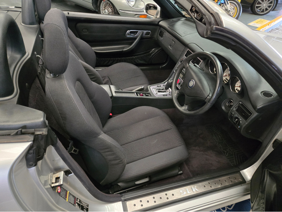 2004 Mercedes-Benz SLK Class - image 2