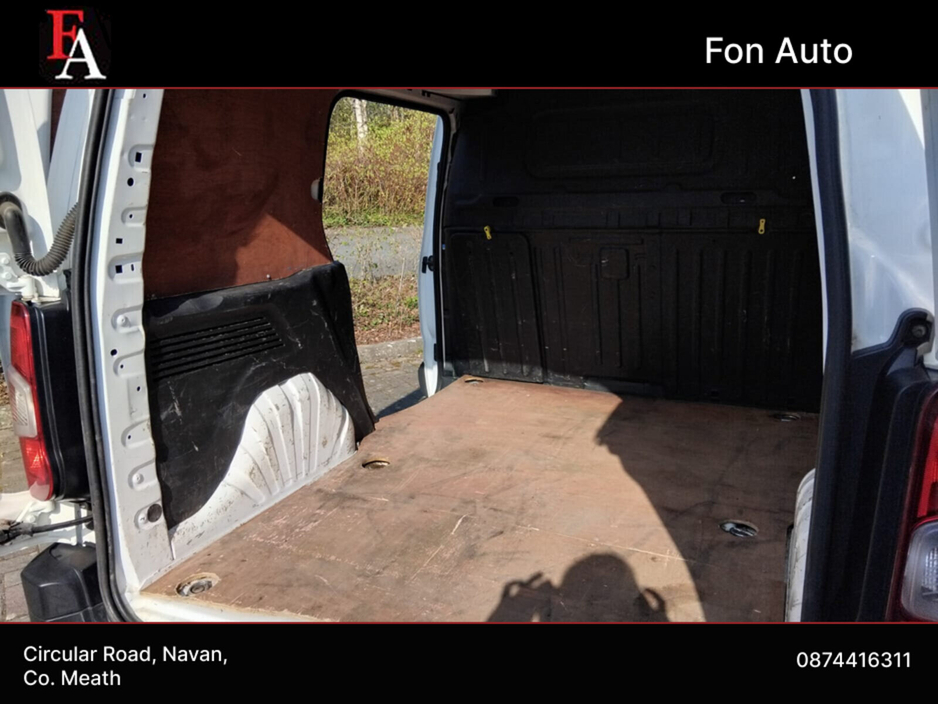 2019 Peugeot Partner - image 23