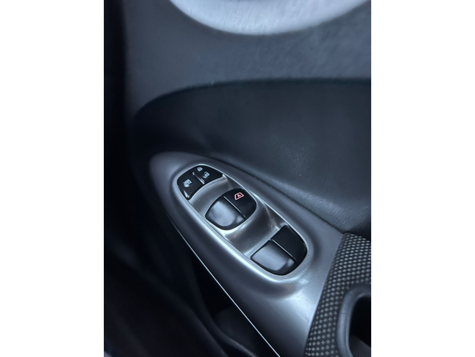 2011 Nissan Juke - image 3