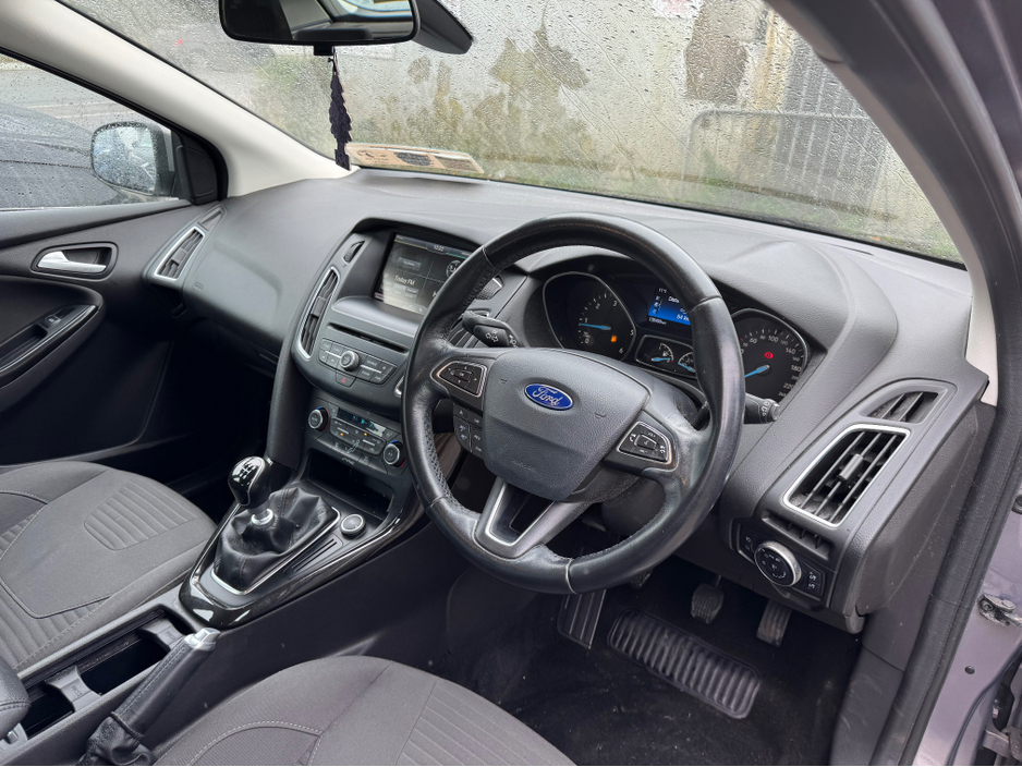 2015 Ford Focus - image 9