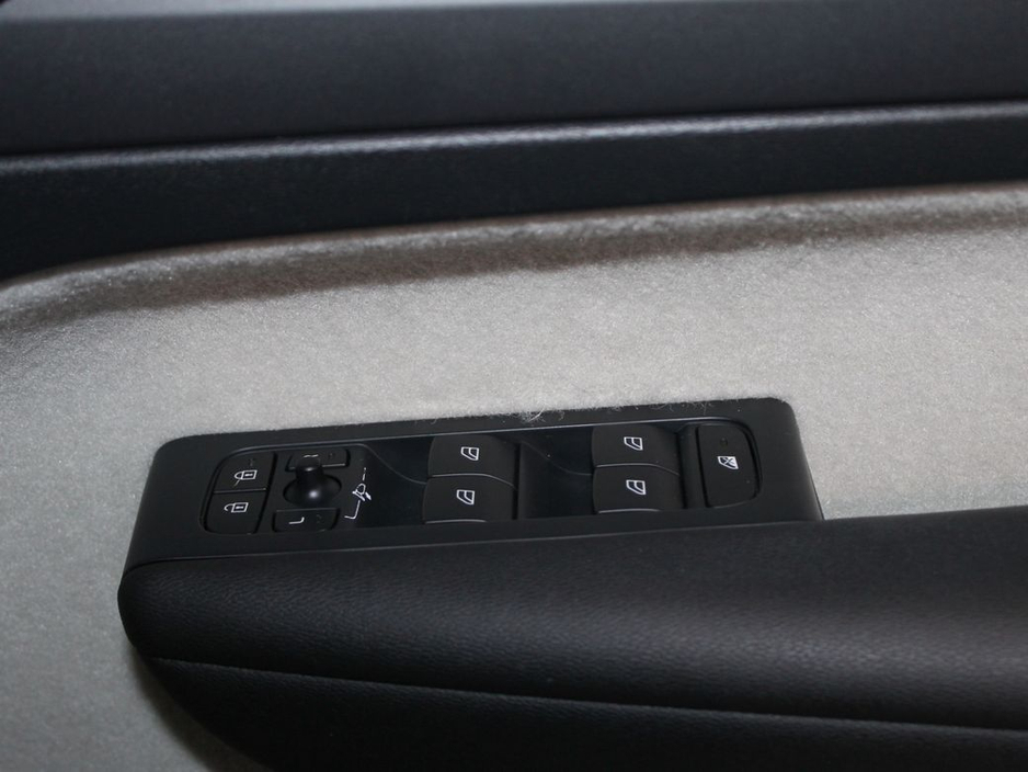 2020 Volvo XC40 - image 29