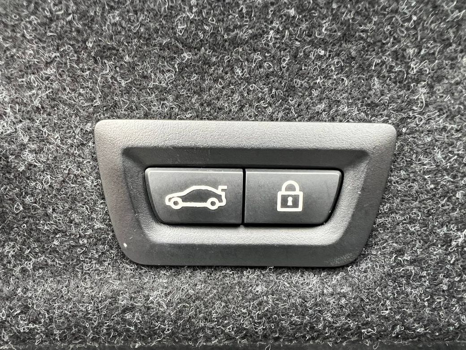 2021 BMW 3 Series - image 15