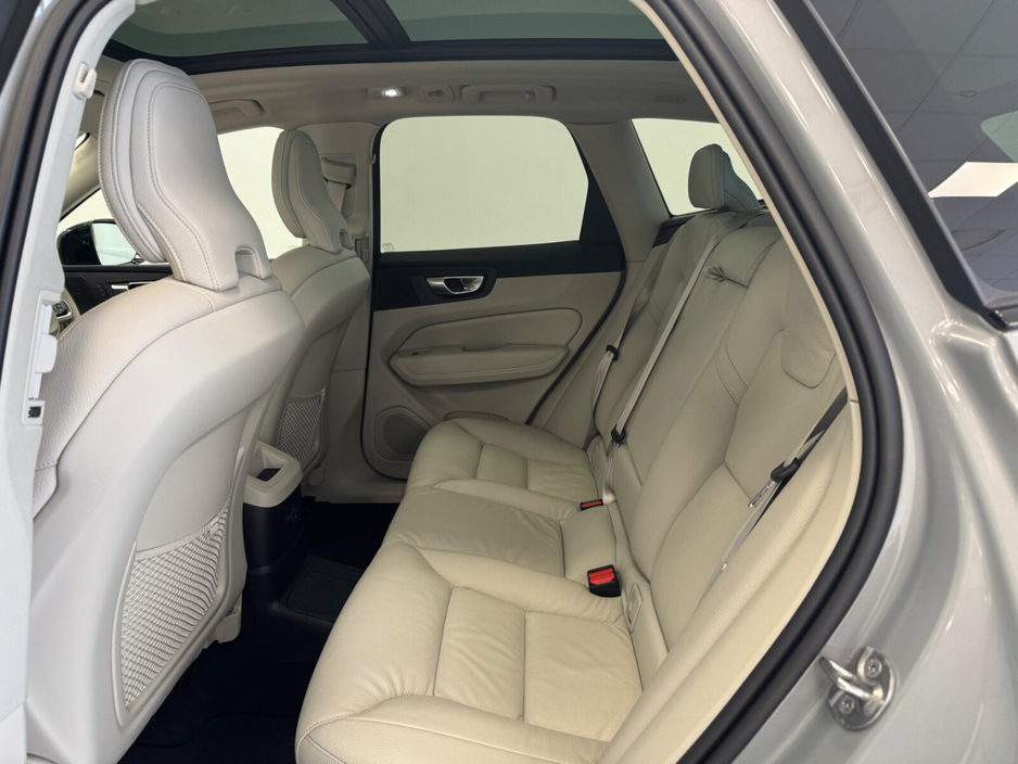 2024 Volvo XC60 - image 7