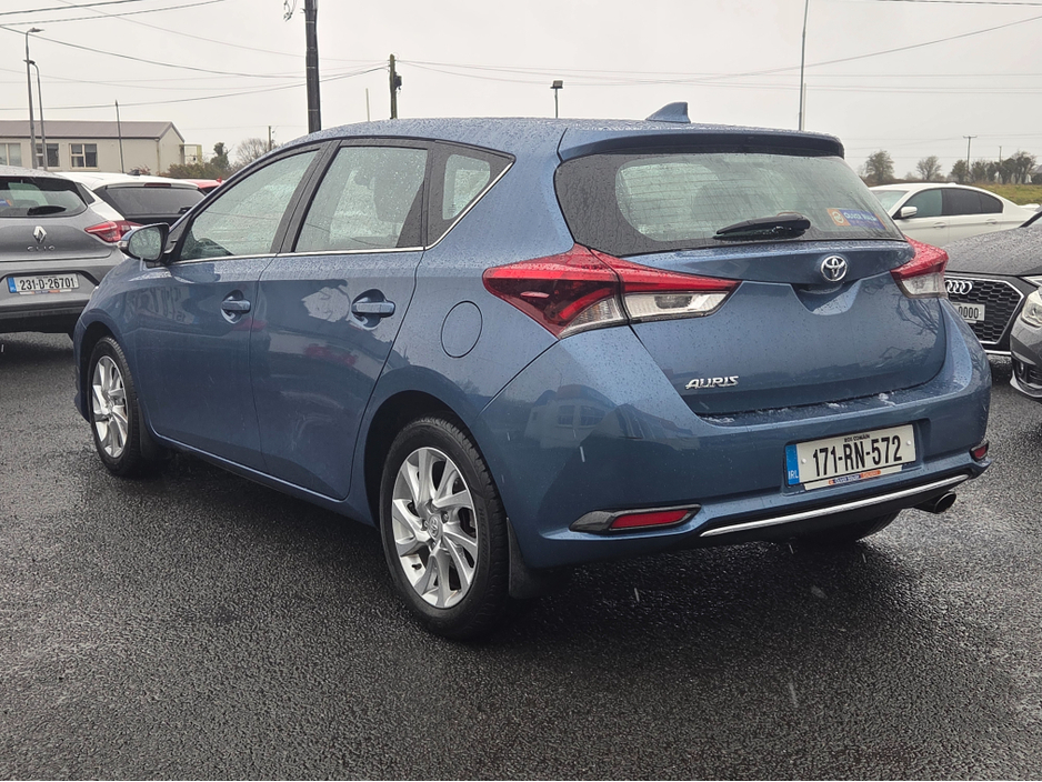 2017 Toyota Auris - image 9