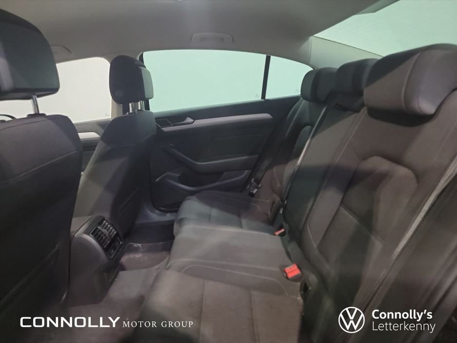 2019 Volkswagen Passat - image 6