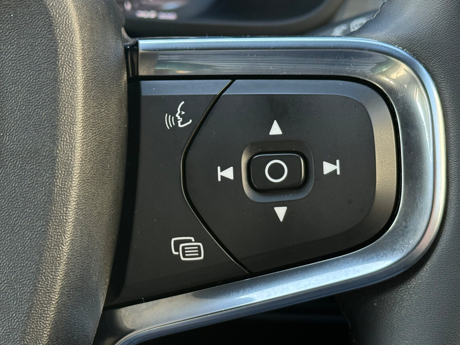 2023 Volvo XC40 - image 24