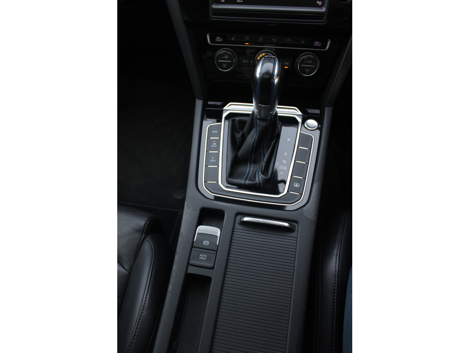 2016 Volkswagen Passat - image 16