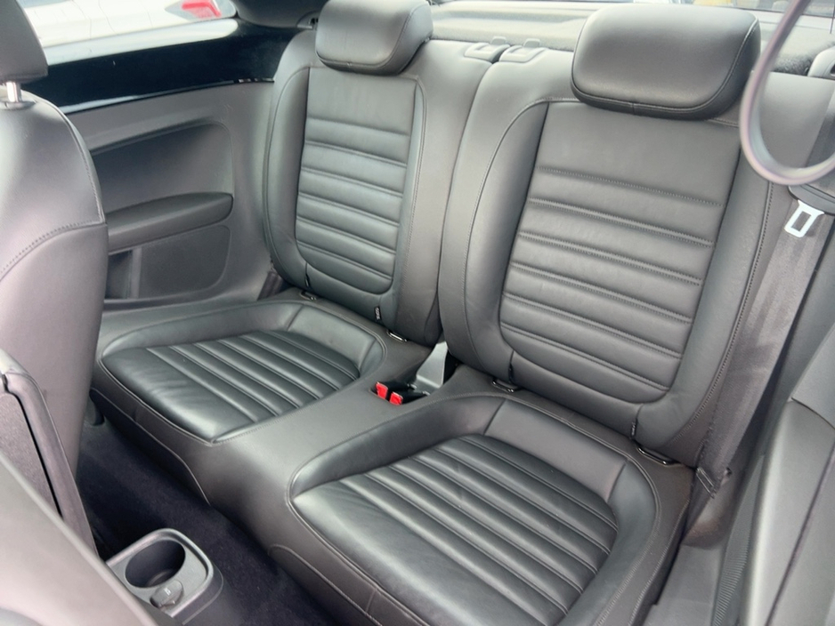 2014 Volkswagen Beetle - image 5