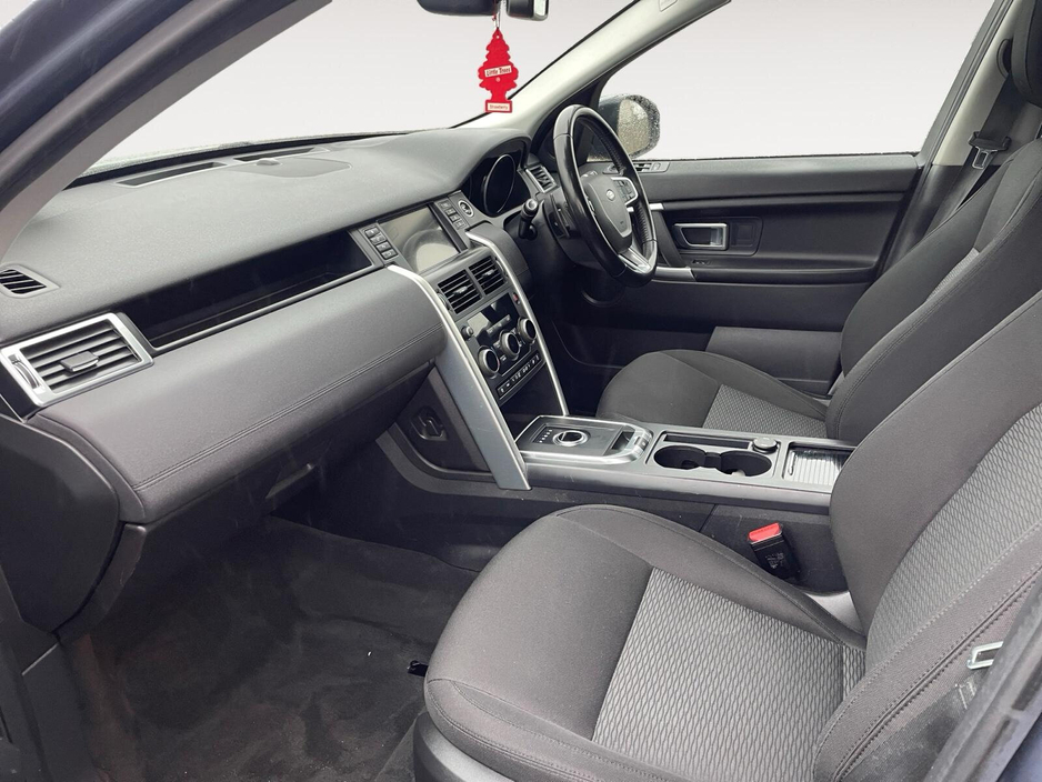 2018 Land Rover Discovery - image 15