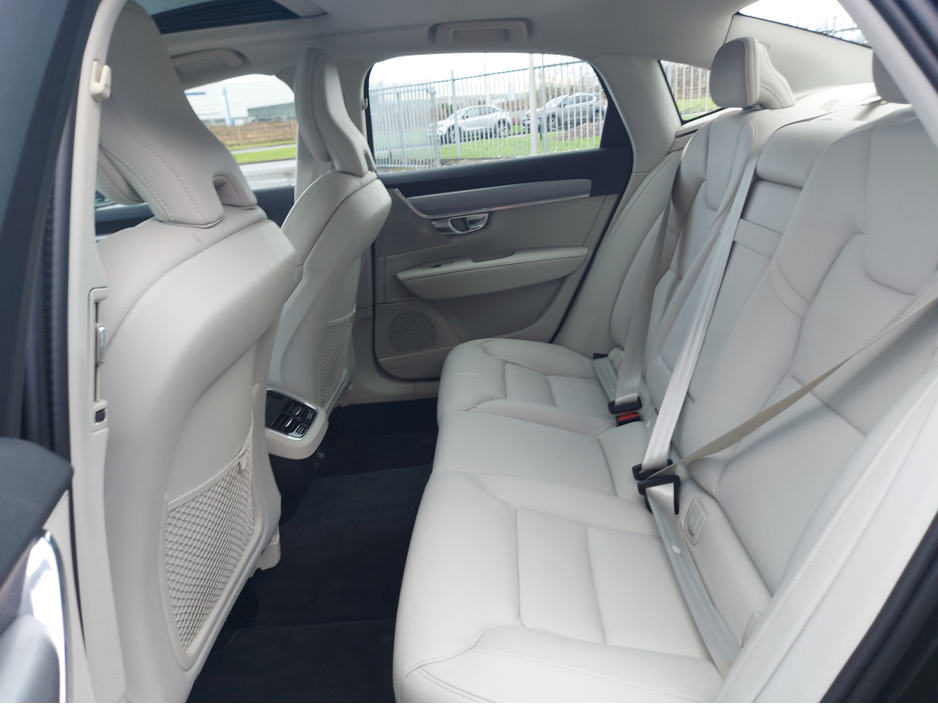 2021 Volvo S90 D4 MOMENTUM AT 4DR AUTO €34,950